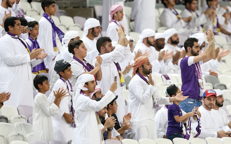 جمهور العين كان يمني النفس بالفوز أمس. تصوير: إريك أرازاس وباتريك كاستيلو