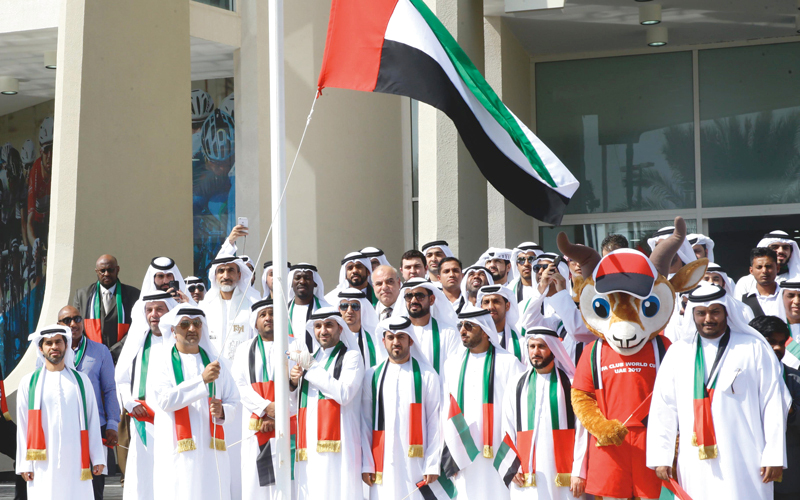 احتفى العاملون في مجلس أبوظبي الرياضي بيوم العلم، بمشاركة «ظبي» تعويذة كأس العالم للأندية «الإمارات 2017». من المصدر