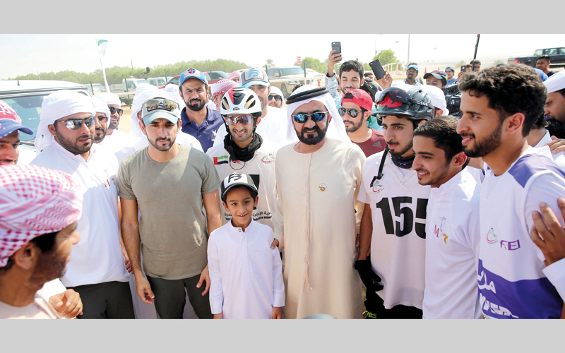 محمد بن راشد في صورة جماعية مع الفرسان بحضور حمدان بن محمد. تصوير: نجيب محمد