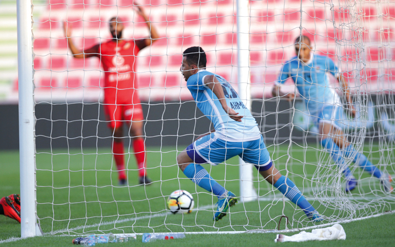 لاعب دبا، أحمد إبراهيم، يحتفل من داخل الشباك بهدفه في مرمى شباب الأهلي. تصوير: مصطفى قاسمي