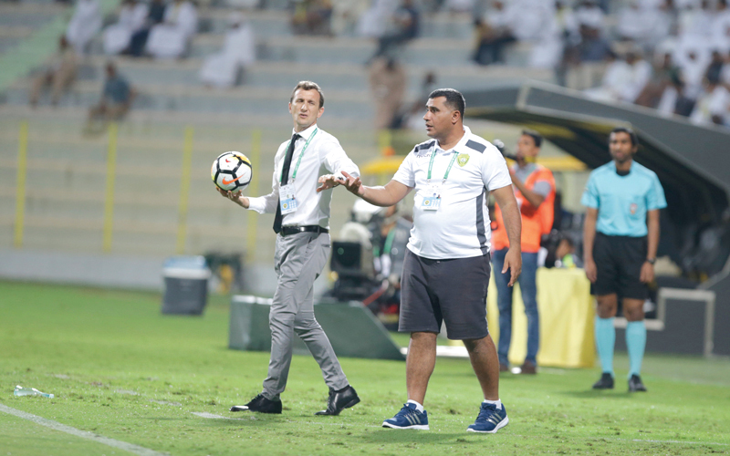 مدرب الوصل، الأرجنتيني أروابارينا، ومدير الفريق حميد يوسف، يوجهان لاعبي الوصل في مواجهة الظفرة. تصوير: مصطفى قاسمي