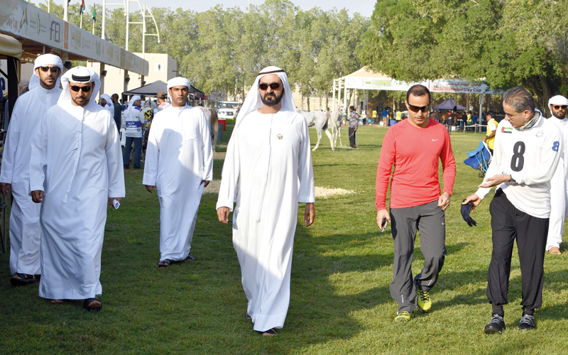 محمد بن راشد خلال حضوره السباق. تصوير: نجيب محمد