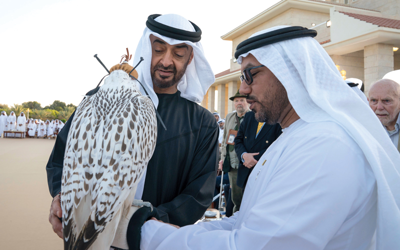 محمد بن زايد استقبل الصقارين في مجلس قصر المقام بمدينة العين. وام