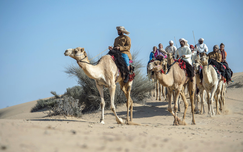 رحلة الهجن الاستكشافية تجمع مغامرين من مختلف الثقافات عبر مسيرة تبدأ وتنتهي في دبي.  من المصدر