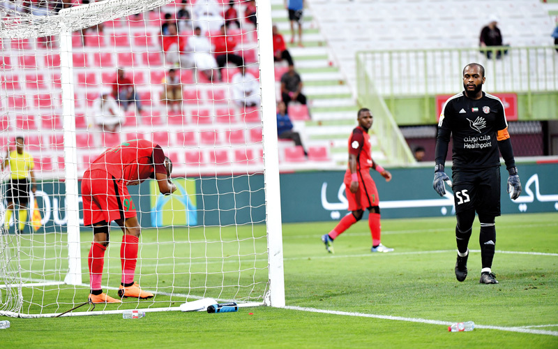 لاعب شباب الأهلي سعيد جاسم، داخل شباك الجزيرة.. والحارس الدولي علي خصيف يراقبه. تصوير: باتريك كاستيلو