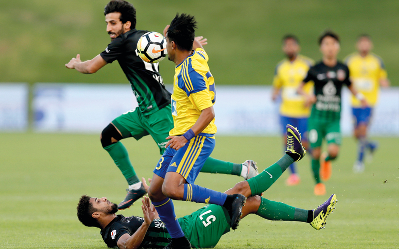 كرة مشتركة بين لاعب الظفرة عبدالله عبدالقادر، ولاعب شباب الأهلي محمد سبيل، الذي سقط على الأرض. تصوير: نجيب محمد