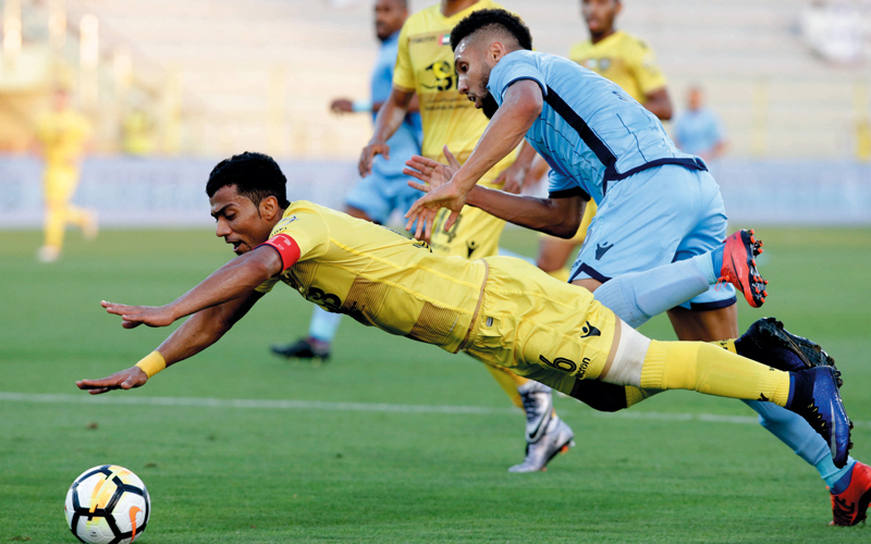 لاعب الوصل وحيد إسماعيل، في محاولة للحاق بالكرة قبل لاعب حتا البرازيلي روزا. تصوير: مصطفى قاسمي