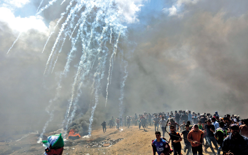 قوات الاحتلال أمطرت الفلسطينيين بالرصاص والغاز المسيل للدموع خلال مسيرة العودة عند حدود غزة. أ.ف.ب