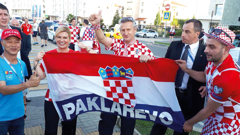 رئيسة كرواتيا كيتاروفيتش تحتفل بتأهل بلادها إلى نصف نهائي كأس العالم. من المصدر