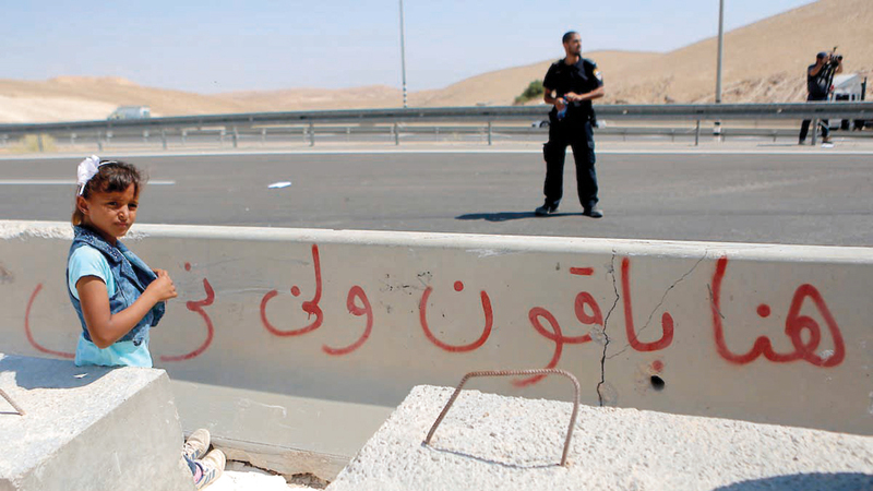 هنا باقون.. رسالة أهالي الخان الأحمر للاحتلال.  أرشيفية