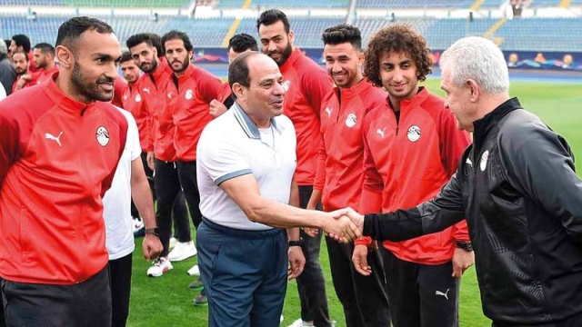 السيسي يطالب المنتخب المصري بإسعاد الشعب في كأس إفريقيا 