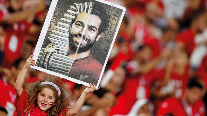 طفلة مصرية ترفع  صورة محمد صلاح على مدرجات أمم إفريقيا. رويترز