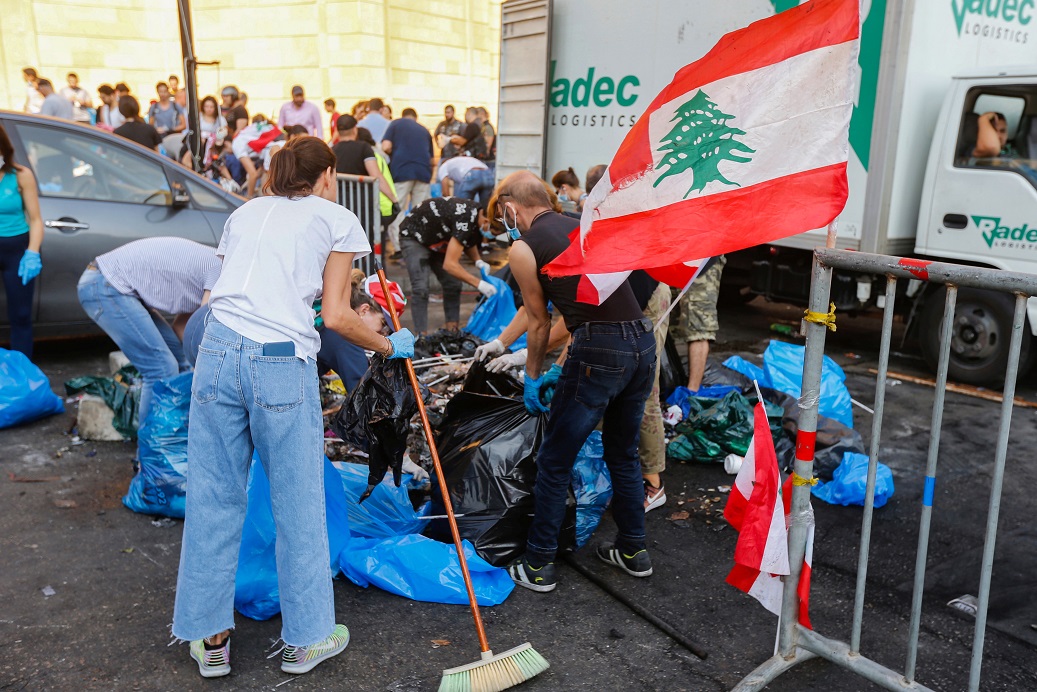 متظاهرو لبنان ينظفون ساحات الاحتجاج - رويترز