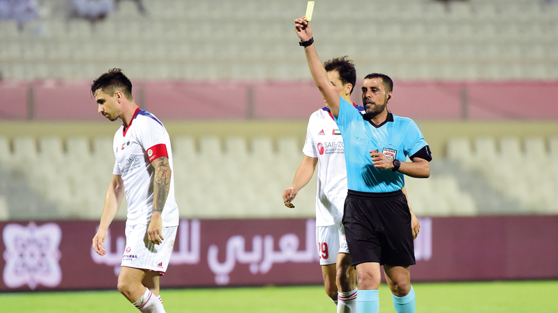 إيغور تلقّى البطاقة الصفراء الثانية من الحكم عبدالله العاجل في مباراة بني ياس أول من أمس. تصوير: أسامة أبوغانم