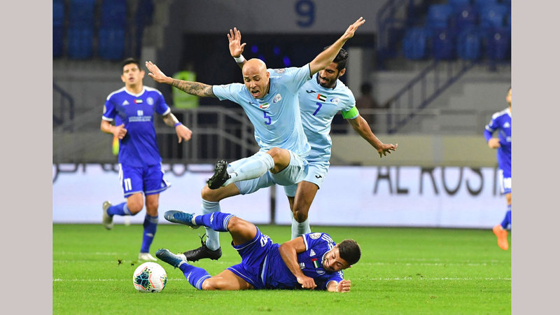 لاعب النصر البرتغالي توزي، يتدخل بعنف على لاعب بني ياس ألميدا. ■ تصوير: أسامة أبوغانم