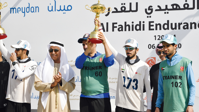 عبدالله المري (بالقميص 173) يرفع كأس الفهيدي للقدرة.  تصوير: مصطفى قاسمي