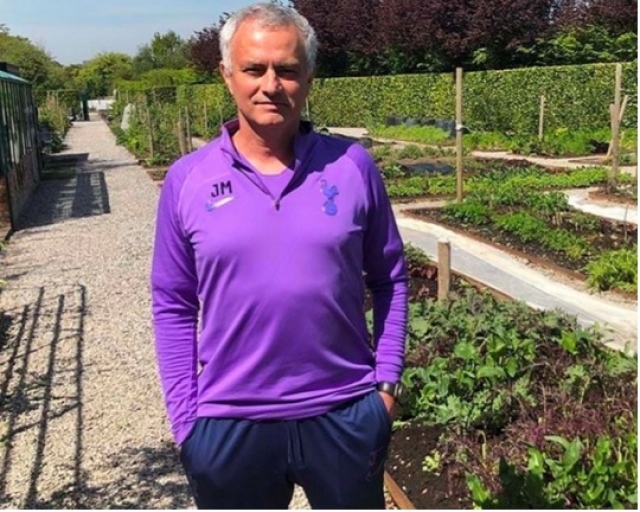 in-the-video-the-best-coach-in-the-world-turns-into-a-farmer