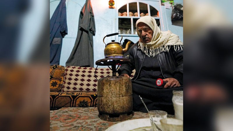 الجسري يقضي أيامه وحيداً في منزله.    من المصدر