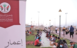 الصورة: «أشغال الشارقة» توزّع 2500 وجبة إفطار على العمال