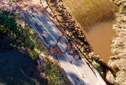 سلطات الطوارئ أمرت سكان شارلتون وإيكوكا بإخلاء منازلهم على الفور، حيث غمر أكثر من 600 منزل وشركة في جميع أنحاء الولاية.