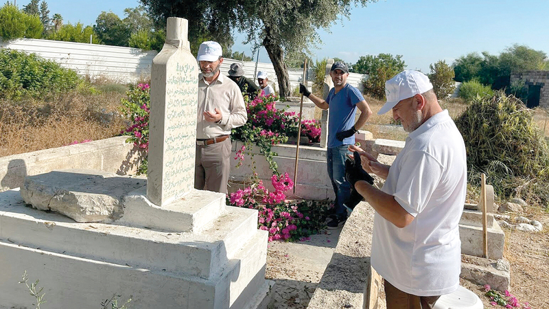 الفلسطينيون يدحضون مزاعم ببيع أراض من المقبرة.   الإمارات اليوم