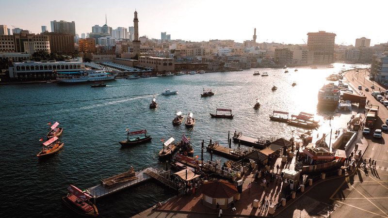 القانون أجاز لسلطة دبي البحرية تحديد الخطوط الملاحية وأماكن رسو السفن الخشبية.   تصوير: أشوك فيرما