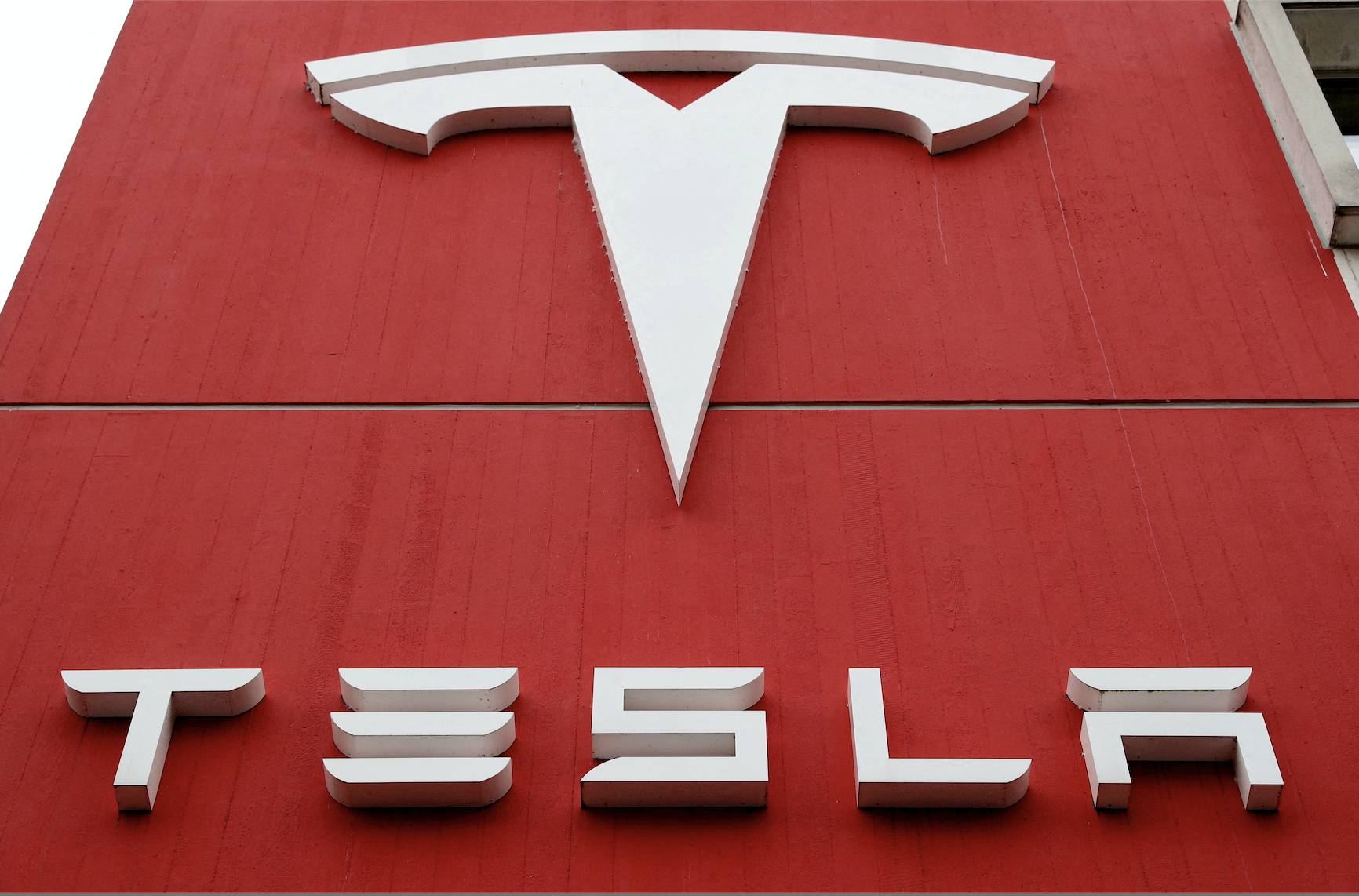 Videos inside Tesla cars raise privacy concerns