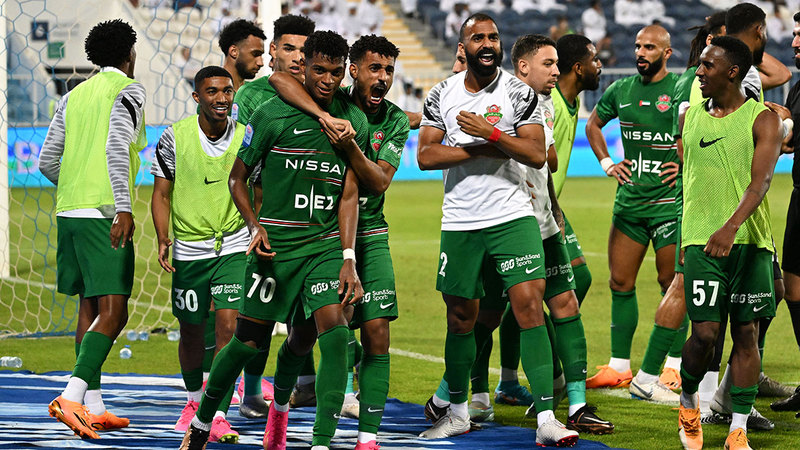 فرحة لاعبي شباب الأهلي بلقب الدوري.  تصوير: نجيب محمد