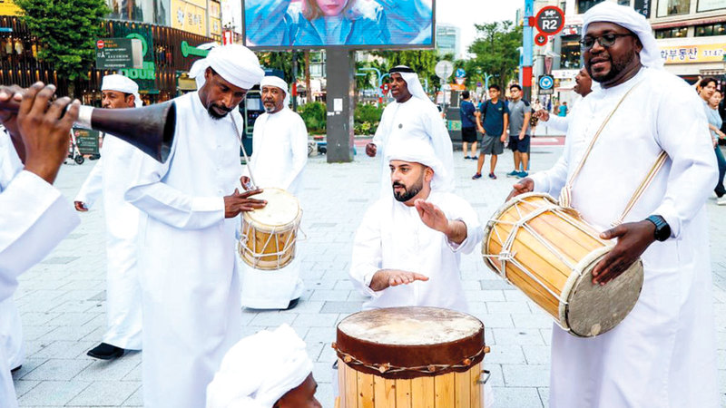 آلاف الزوّار يتوافدون للتعرف إلى ما يتميز به التراث الإماراتي. وام