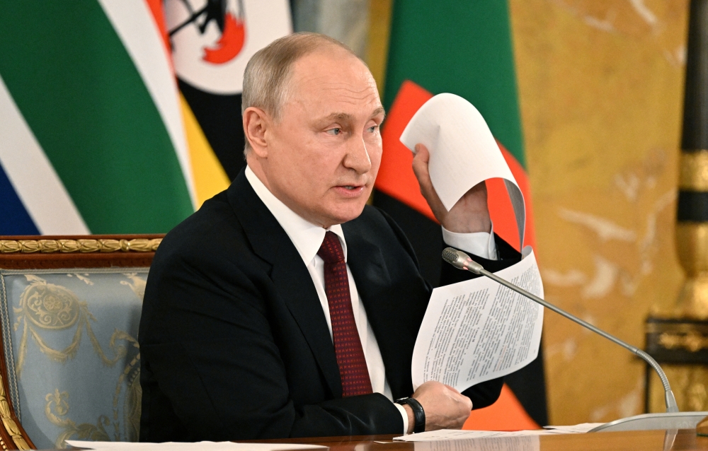 Card in Putin’s Hand Reveals Secret of Russian Troops’ Withdrawal from Kiev (VIDEO)