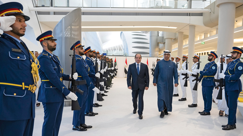 محمد بن زايد في مقدمة مستقبلي الرئيس المصري بمطار أبوظبي.   وام  