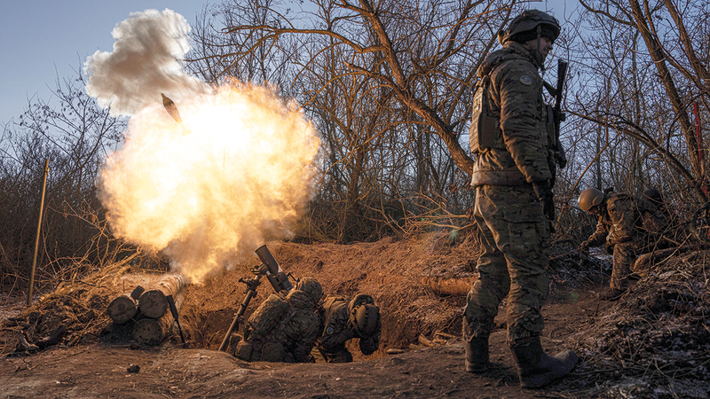 جنود أوكرانيون يطلقون قذيفة «هاون» على خط المواجهة بالقرب من باخموت. أ.ب