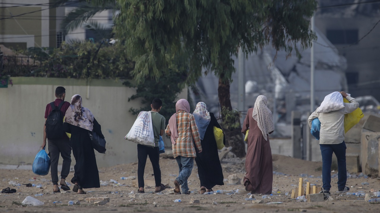 بالصور أهالي غزة يواصلون النزوح في سيارات وشاحنات وسيراً على الأقدام 