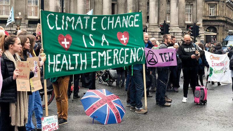 متظاهرون يحملون لافتة مكتوباً عليها «التغير المناخي حالة طوارئ صحية». أرشيفية