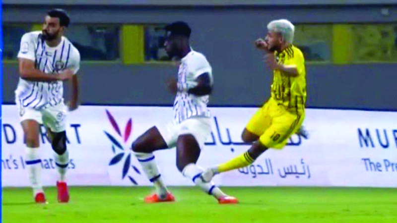 تدخُّل لاعب اتحاد كلباء مهدي قائدي مع مدافع العين كوامي.