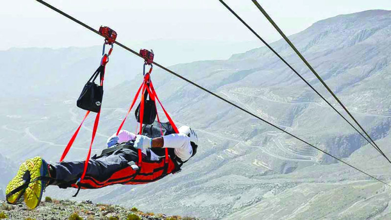 رياضة القفز من قمم الجبال تستهوي عشاق المغامرات لاسيما عند تحدي قمة جبل جيس. من المصدر