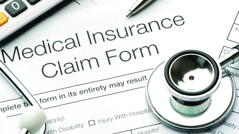 لا يجوز لشركات التأمين وفقاً للقانون إصدار «بوليصة» تأمين صحي لفترة أقل من سنة. أرشيفية