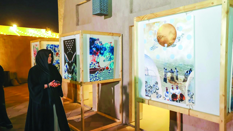 لطيفة بنت محمد تجوّلت في أروقة المهرجان والتقت عدداً من الفنانين الإماراتيين والخليجيين. وام