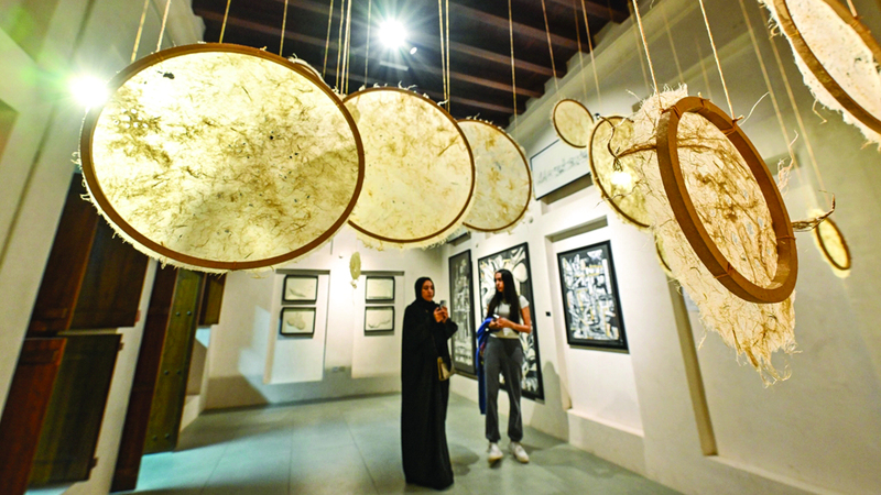 أعمال فنية تحاكي  تقاطعات البيئة الإماراتية والتكنولوجيا الحديثة والفن.  تصوير: أشوك فيرما