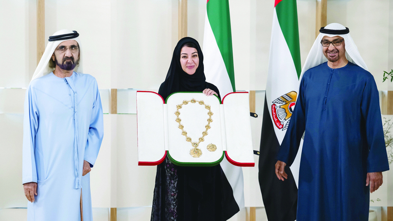 رئيس الدولة ومحمد بن راشد خلال منح ريم الهاشمي «وسام الاتحاد». وام