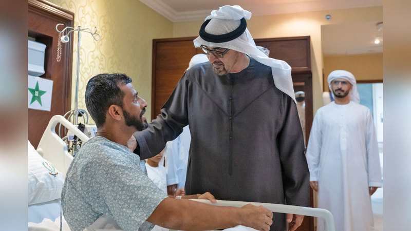 رئيس الدولة خلال زيارته محمد سالم النعيمي في مستشفى زايد العسكري للاطمئنان على صحته. وام