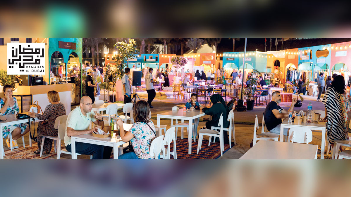دبي تقدم فرصة الاستمتاع بأجواء شهر رمضان المبارك من خلال مجموعة من الخيم الرمضانية النابضة بالحياة وتجارب الإفطار والسحور والأسواق الرمضانية. من المصدر