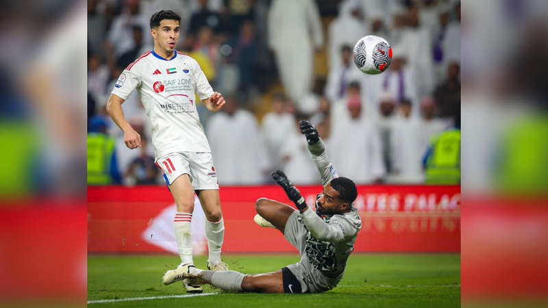 بالعربي يسدد الكرة فوق حارس العين خالد عيسى. من المصدر