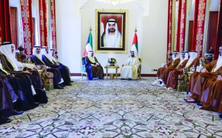محمد بن راشد يبحث مع رئيس مجلس الوزراء الكويتي تعزيز الشراكة بين البلدين