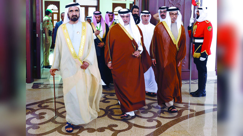 محمد بن راشد ومنصور بن زايد لدى وصولهما إلى المنامة وولي عهد البحرين في مقدمة المستقبلين. وام