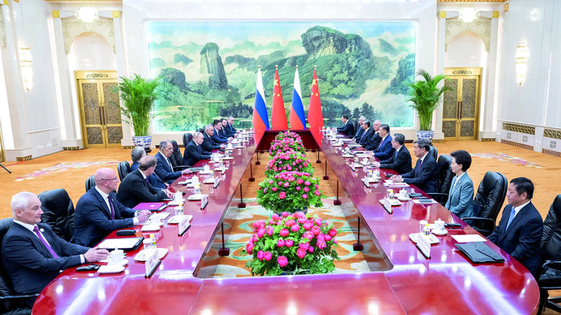 جلسة مباحثات بين الحكومتين الصينية والروسية بحضور بوتين وشي. إي.بي.إيه