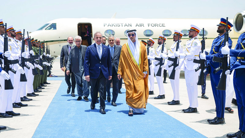 منصور بن زايد خلال استقباله رئيس وزراء باكستان لدى وصوله إلى أبوظبي أمس. وام