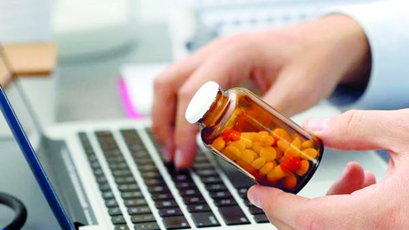 مواقع إلكترونية وحسابات عبر وسائل «التواصل» تروّج لمنتجات دوائية بأسعار منافسة للمتوافرة في الصيدليات المرخصة. أرشيفية