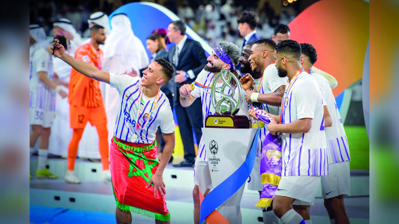 نجوم العين يلتقطون «سيلفي» مع كأس دوري أبطال آسيا. من المصدر