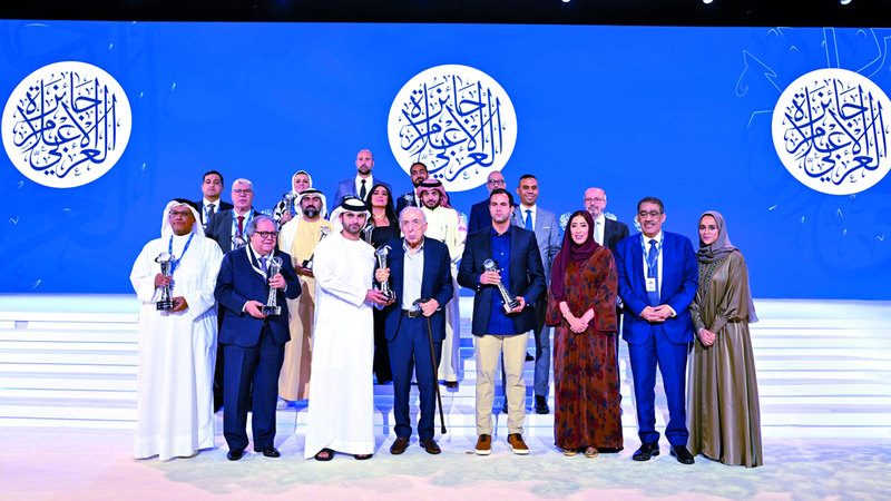 منصور بن محمد خلال تكريم الفائزين بجائزة الإعلام العربي. وام